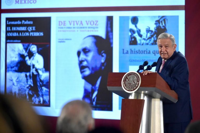 AMLO recomienda comprar libros en El Buen Fin; sugiere tres