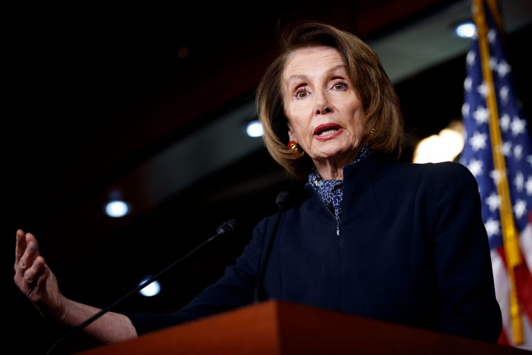 Pelosi pide a panel de Cámara de EU proceder con artículos de juicio político contra Trump