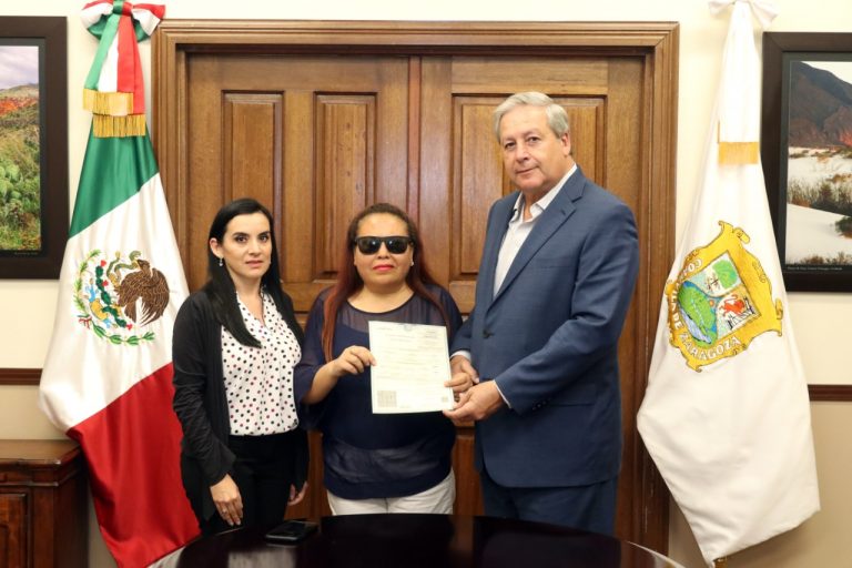 Entrega Coahuila primera acta de nacimiento impresa en Braille