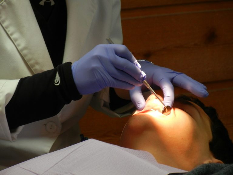 Inflamación y enrojecimiento en encías, principales síntomas de gingivitis: IMSS