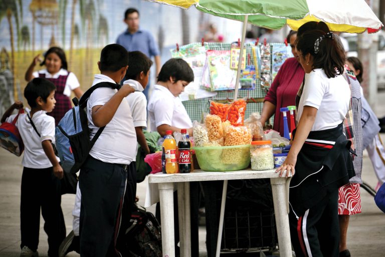 La venta desproporcionada de alimentos ultraprocesados representa “el principio de una epidemia”: OPS