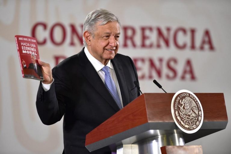 López Obrador presenta su libro “Hacia una economía moral”