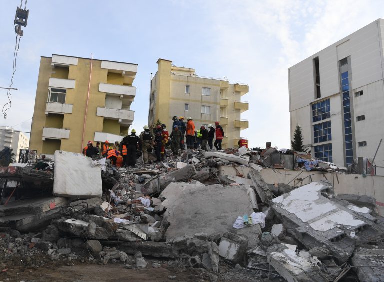 Finaliza Albania rescates tras sismo; hay 50 muertos