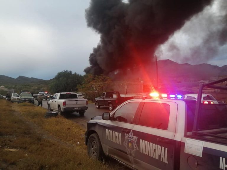 Se incendia bodega clandestina de desechos en Saltillo