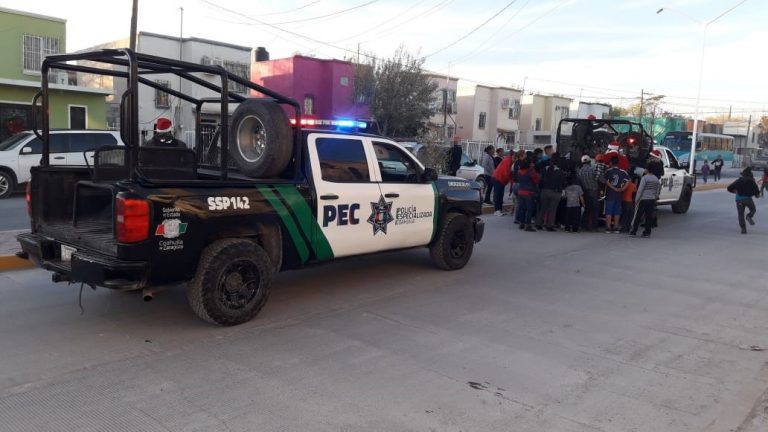 Llevan alegría con posadas y obsequios a niños de Allende, Piedras Negras, Viesca y Torreón