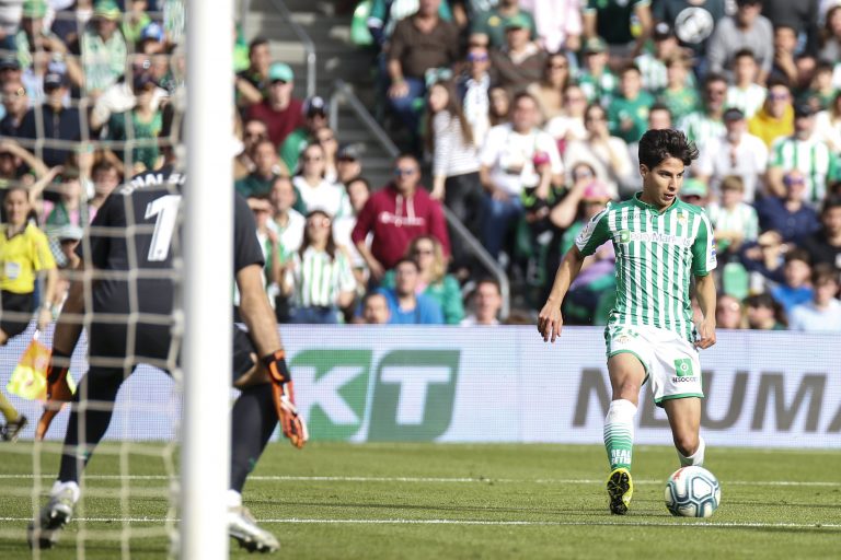 Diego Lainez volvió como titular tras 10 meses en victoria del Real Betis