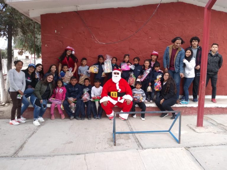 Entregan Trineo de Lobos de la UAdeC más Juguetes a niñas y niños de comunidades rurales