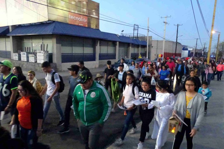 Fieles marchan por calles de Saltillo “celebrando la navidad y fortaleciendo la hermandad”