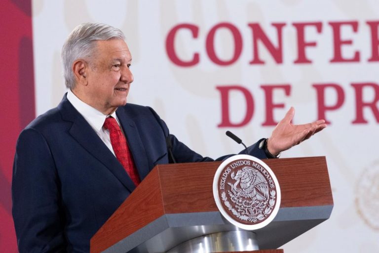 López Obrador exige a IP invertir en generación eléctrica