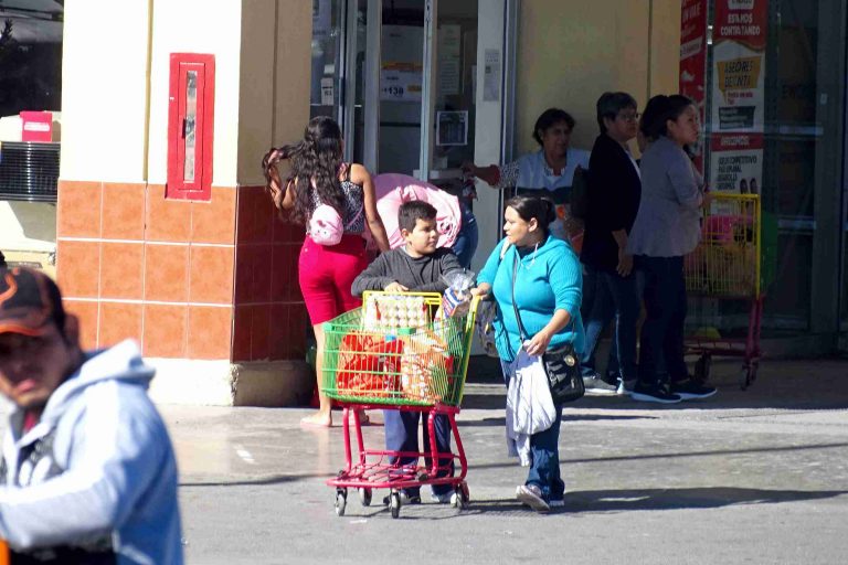 Compras navideñas de último minuto saturan comercios en Ramos Arizpe