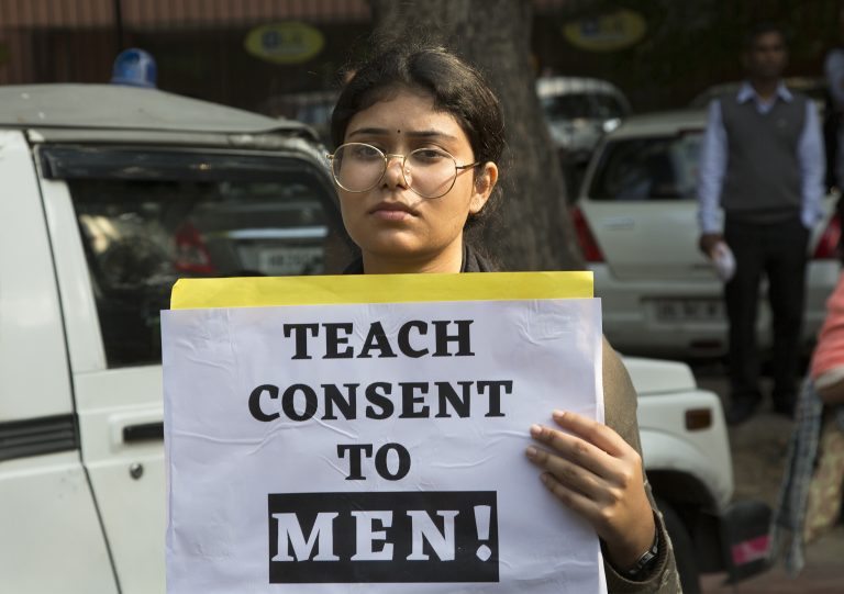 Prenden fuego a mujer en la India cuando iba al juicio contra 2 hombres a los que acusó de violación