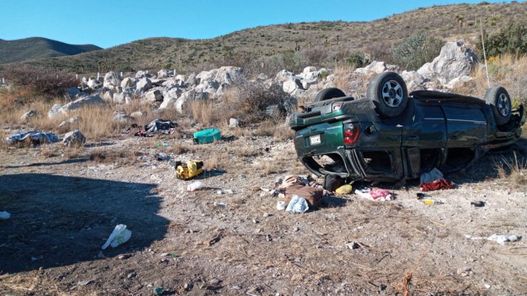 Trágico fin de año: Mueren cuatro en volcadura