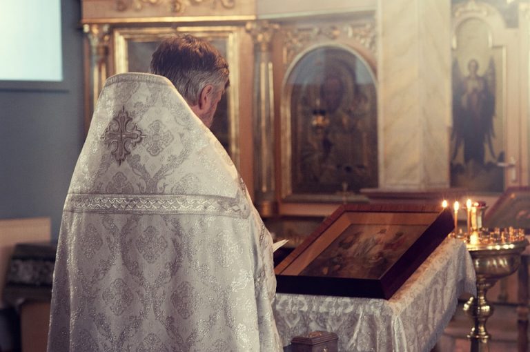 Un joven de 19 años mata al sacerdote que abusó de él clavándole un crucifijo