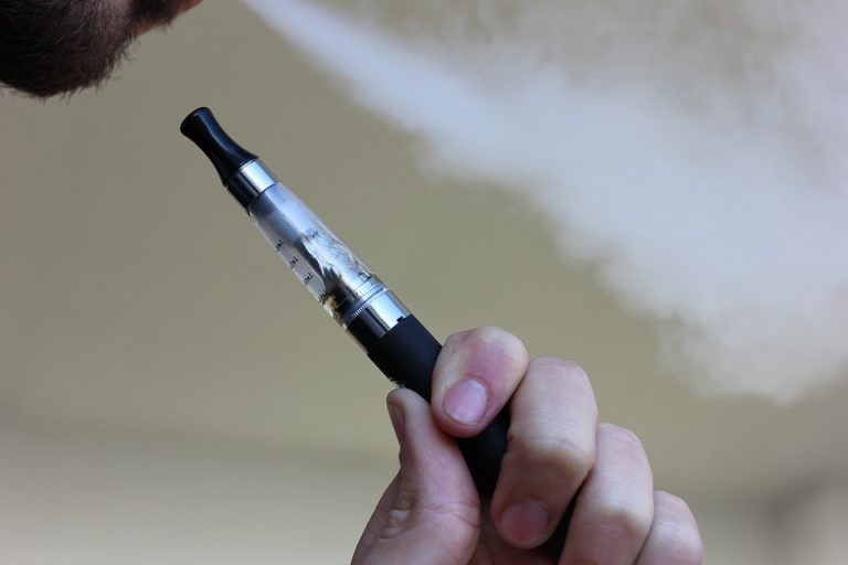 Vapeo, práctica peligrosa cada vez más arraigada entre los jóvenes