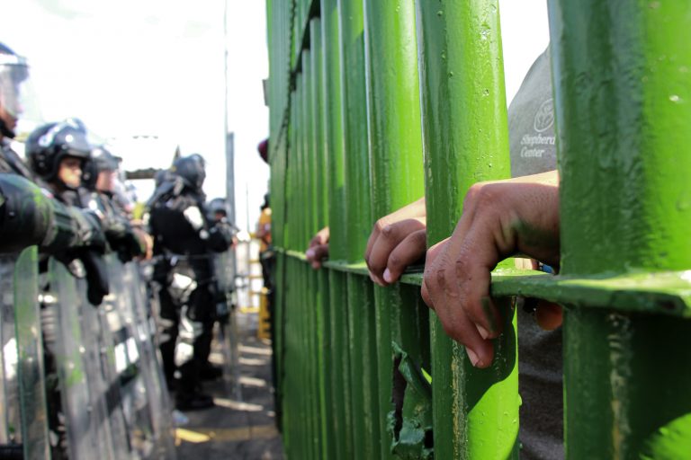 Migrantes intentan ingresar por la fuerza; interviene la Guardia Nacional en la frontera sur