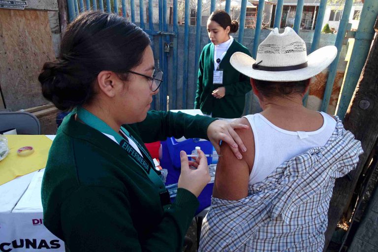 DIF Ramos Arizpe beneficia a Cerrito de la Cruz con brigada de salud y entrega de cobijas