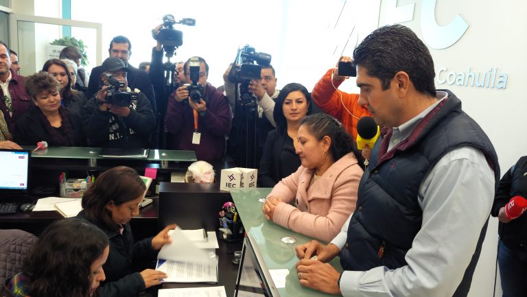 Entrega Chuy de León plataforma legislativa de candidatos a diputados PAN