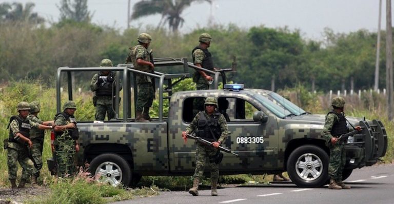 Elementos de seguridad abaten a civil armado tras agresión; buscan al resto de los agresores