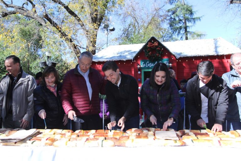 Disfrutan saltillenses de la Rosca de Reyes en la Alameda Mágica