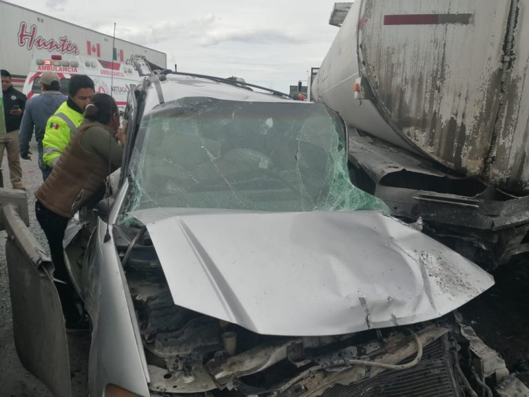 Familia ve de cerca la muerte tras quedar prensados en el interior de su camioneta