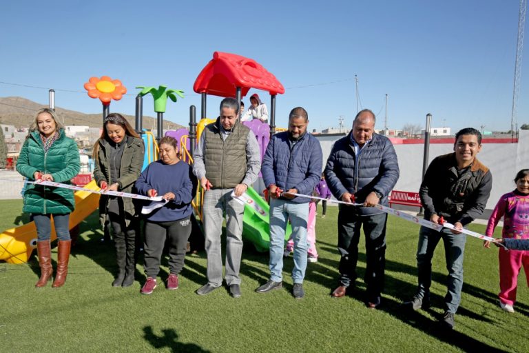 Entrega Chema Morales remodelación de plazas públicas en la colonia Cañadas del Mirador