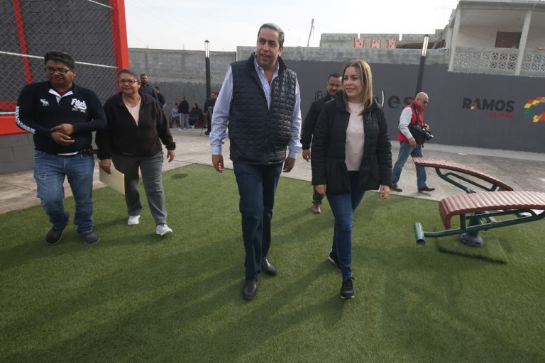 Chema Morales y la senadora Verónica Martínez entregan plaza Tajín en la colonia Analco