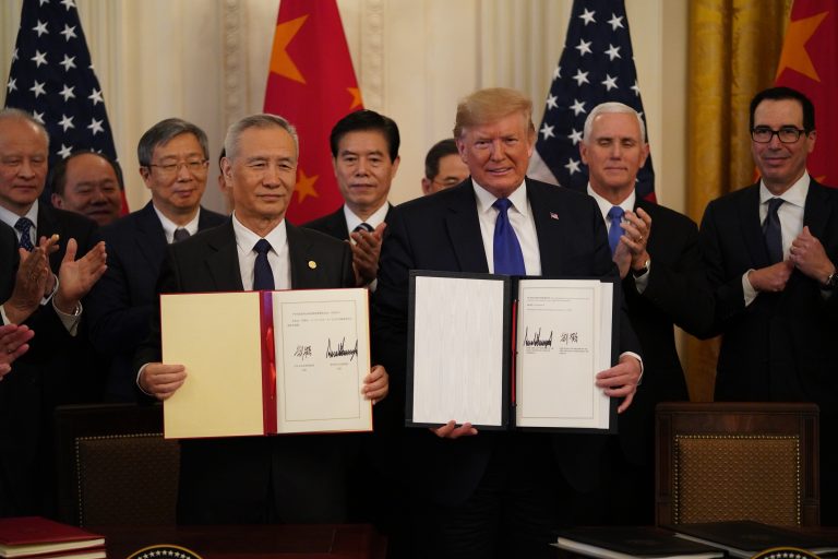 Estados Unidos y China firman acuerdo comercial preliminar