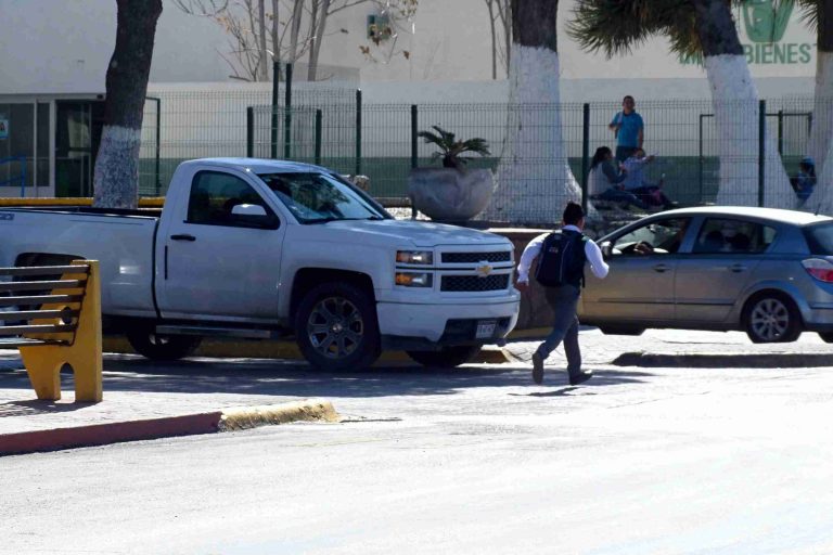 Exigen a automovilistas en Ramos Arizpe respetar pasos peatonales