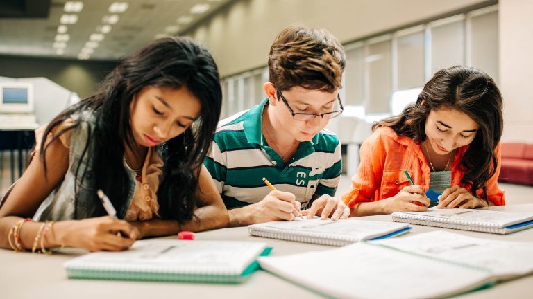 Inician en la UA de C entrega de papelería de alumnos de nuevo ingreso