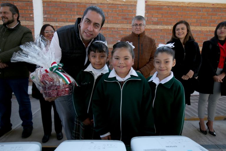 “La mejor inversión es la educación”; Chema Morales entrega programa Escuelas al 50