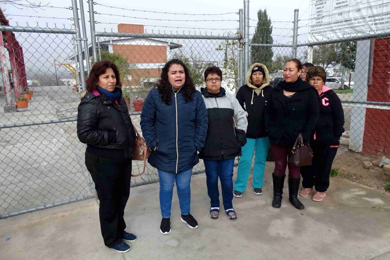 Madres de familia se manifiestan por abuso de autoridad por parte de directora