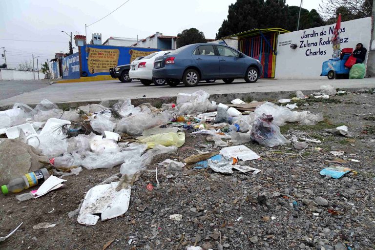 Mercado ambulante en Escorial impide que el municipio recoja la basura