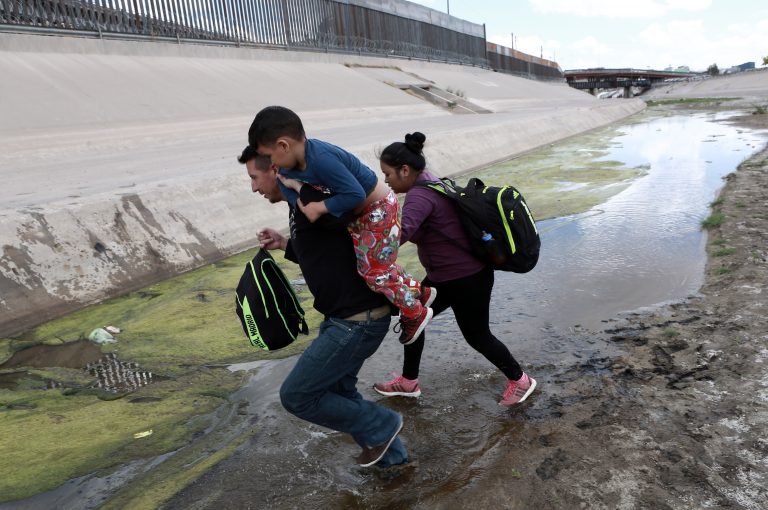 Política de Trump de separar familias en frontera con México es avalada por juez federal