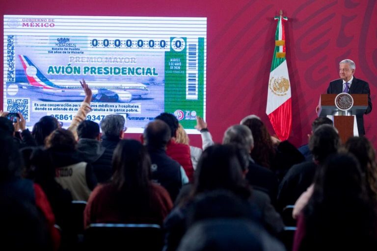 Presenta López Obrador diseño del “cachito” de la rifa del avión presidencial