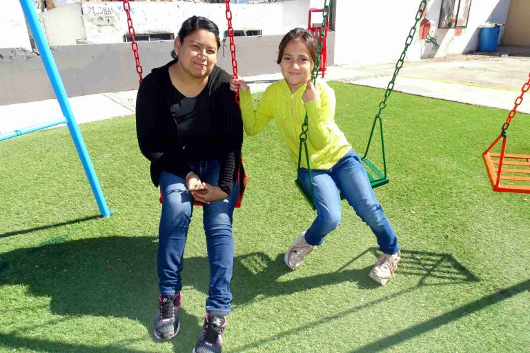 Vecinos de colonia Armillita agradecen a Chema Morales por remodelación de plaza pública