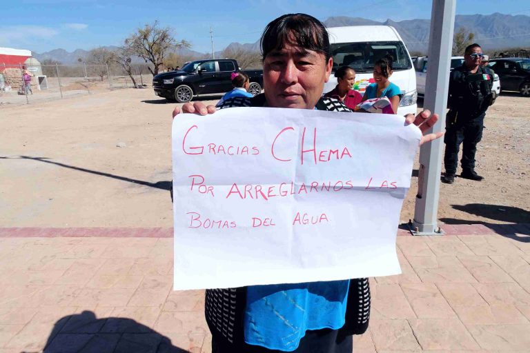 Beneficiarios agradecen a Chema Morales entrega de plaza rural en ejido Plan de Guadalupe