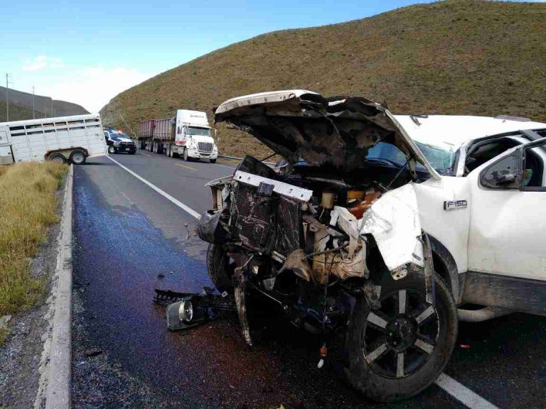 Fuertes ráfagas de viento descontrolan tráiler que impacta camioneta en carretera Saltillo-Monclova