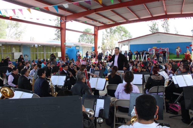 Ofrece banda de música del estado concierto didáctico en jardín de niños en Saltillo