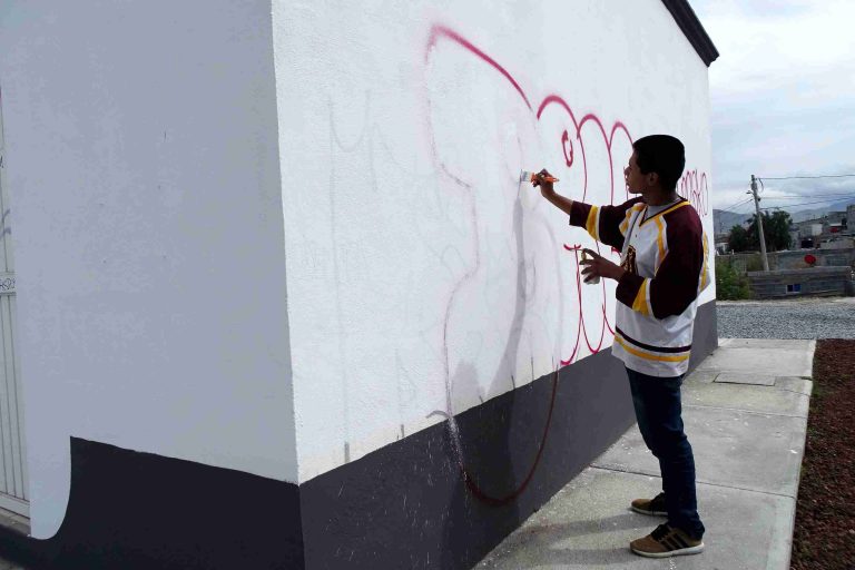 Vandalizan paredes de plaza pública recién entregada