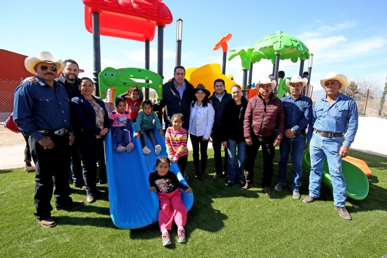 Entrega Chema Morales el primer complejo recreativo y deportivo en el ejido Plan de Guadalupe