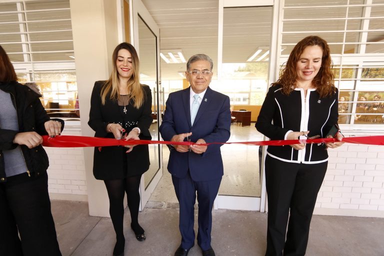 Inaugura rector de la UA de C Cámara de Gesell y sala de usos múltiples en la Escuela de Psicología en la Unidad Torreón