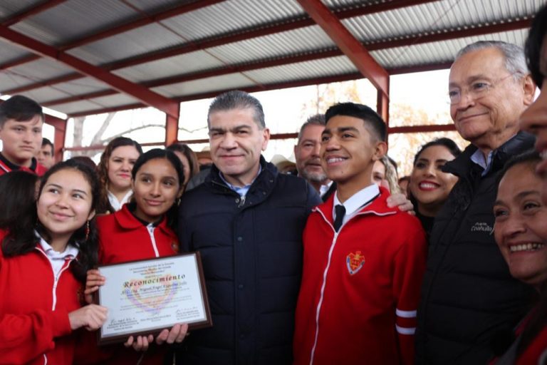 Miguel Riquelme entrega obras de mejoramiento de infraestructura educativa en Allende