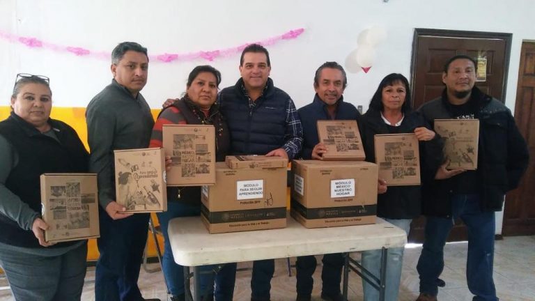 Entrega Coahuila material didáctico para adultos en alfabetización y educación básica