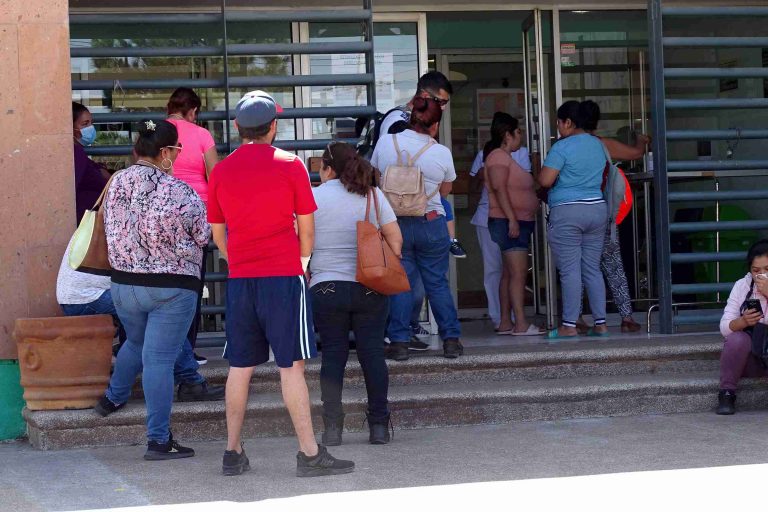 Pacientes del IMSS se quejan porque los dejan en la calle, aguantando por horas el inclemente sol