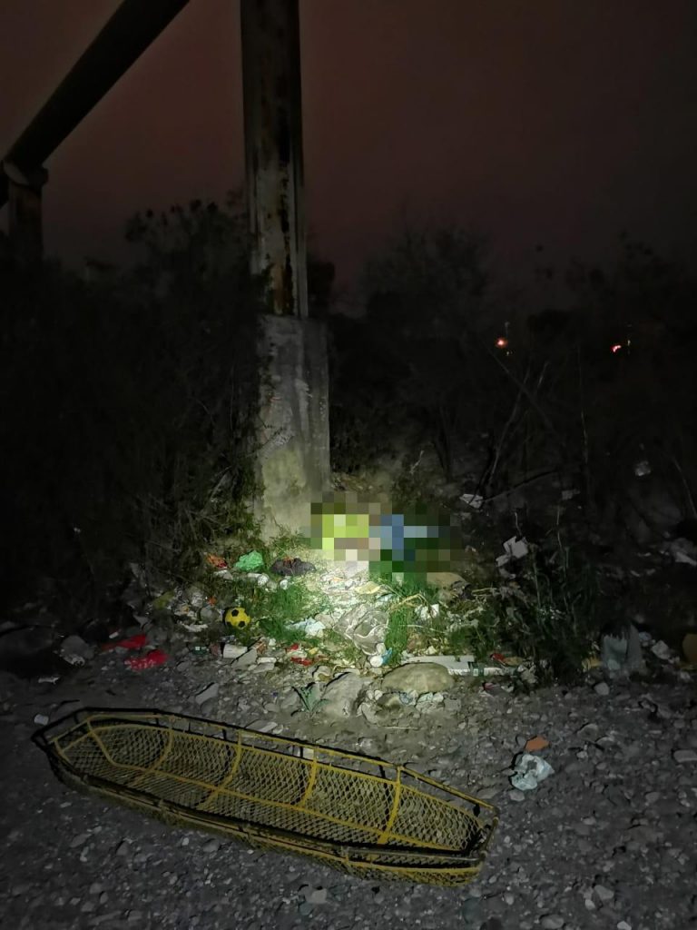 Encuentra a su amigo ahorcado en un arroyo