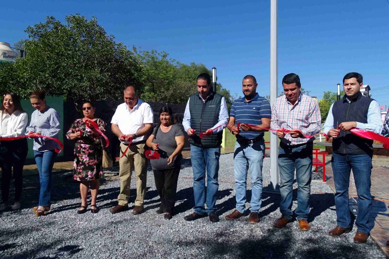 Chema Morales entrega plaza remodelada en colonia La Esmeralda