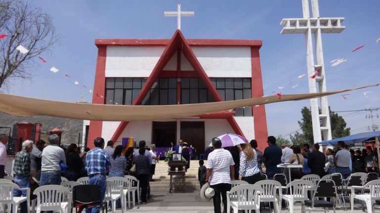 Celebran misas al aire libre ante coronavirus