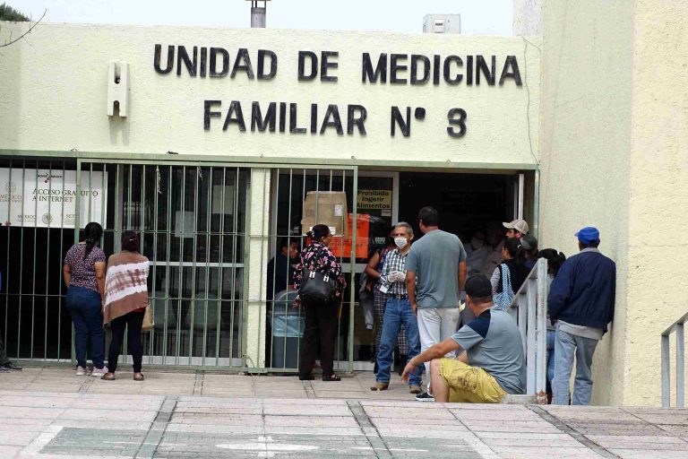 Derechohabientes del IMSS en Ramos Arizpe no respetan protocolo de distancia ante amenaza por COVID-19