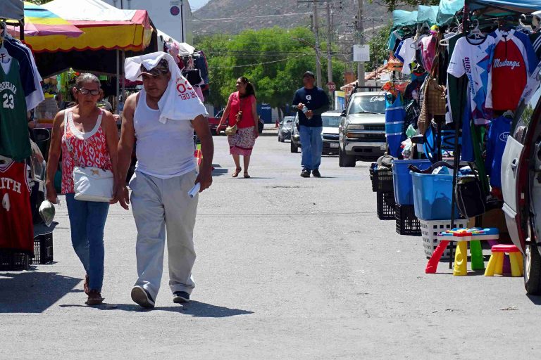 Mercado ambulante en colonia Manantiales toma medidas de salubridad