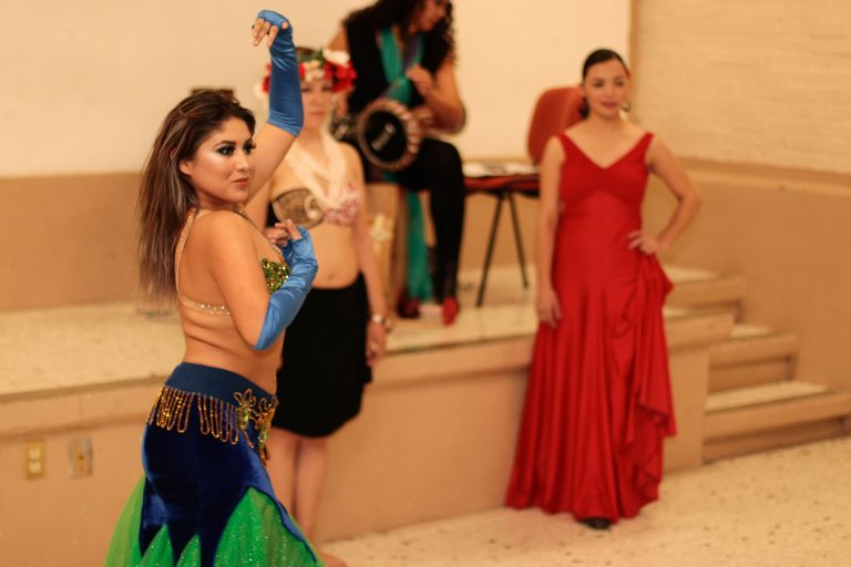 “Mujer que Danza, ¿Qué Hay Detrás?”